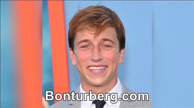 Skyler Gisondo Smiling meme image: Actor Skyler Gisondo smiling on a red carpet, the image behind a recurring reaction meme.